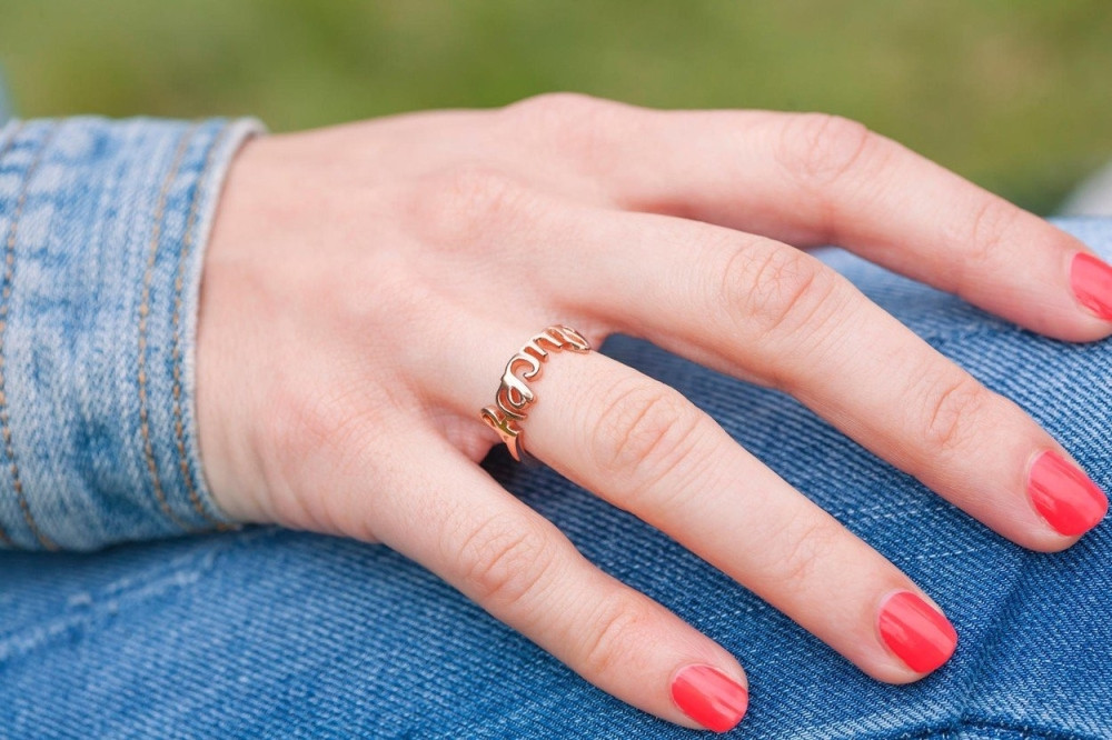 Evo kako da se rešite neprijatnih mrlja po prstima koje ostavlja bižuterija