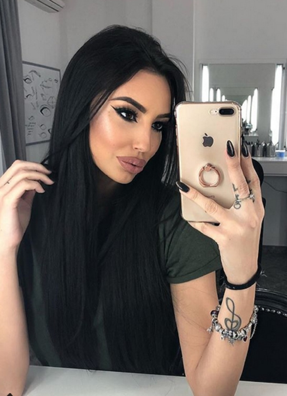 Katarina Grujić jedva drži poklon koji je dobila za 8. mart! Pohvalila se pa svim ženama poslala snažnu poruku! (FOTO)