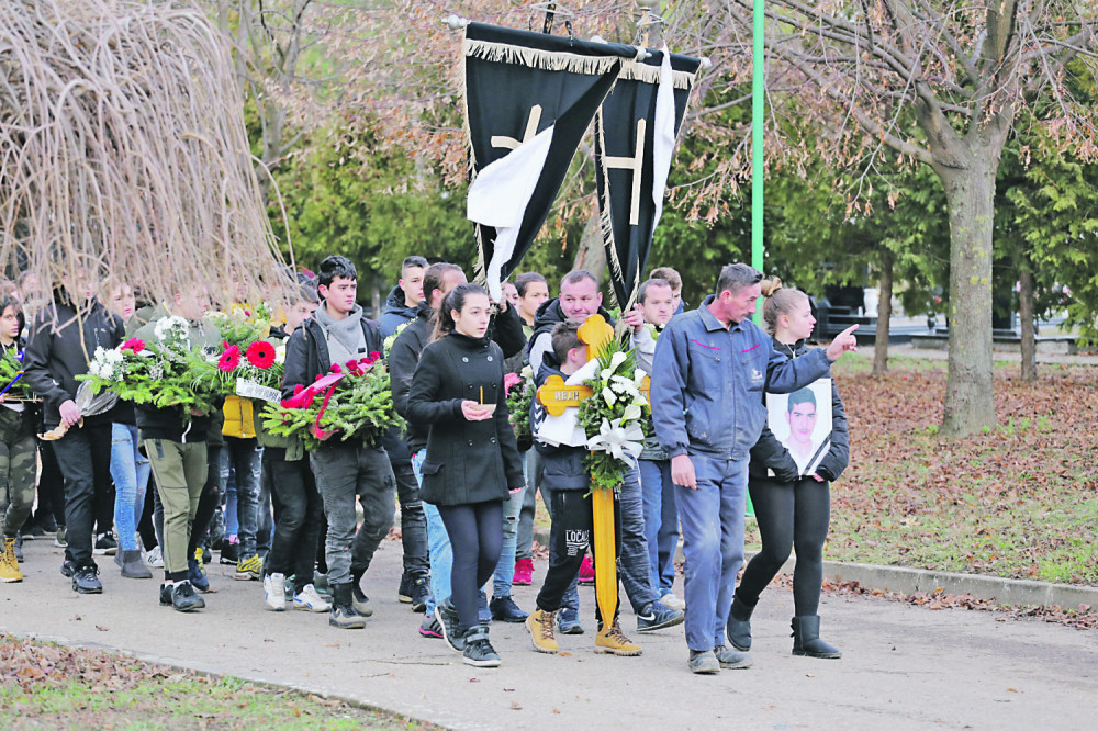 Na groblju smo umesto u školi, više ništa nije važno!