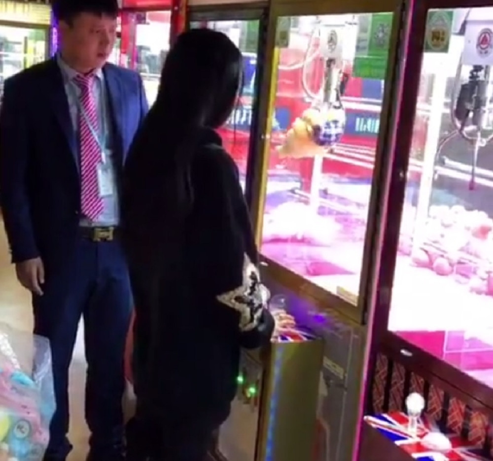 Pokupila sve igračke iz aparata u luna parku (VIDEO)