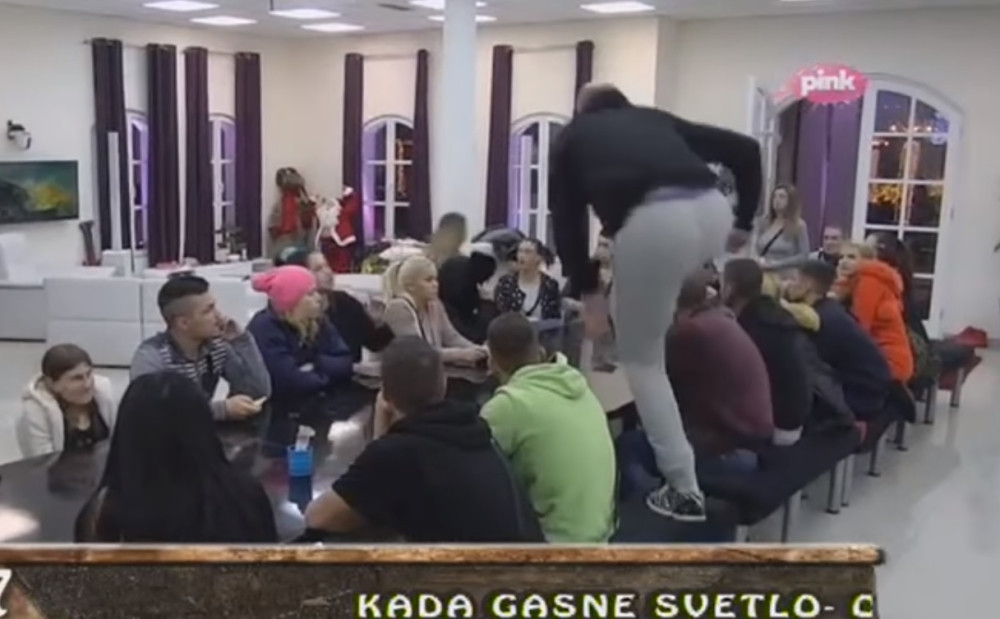 Janjuš pomahnitao, Anđelo pogođen u glavu