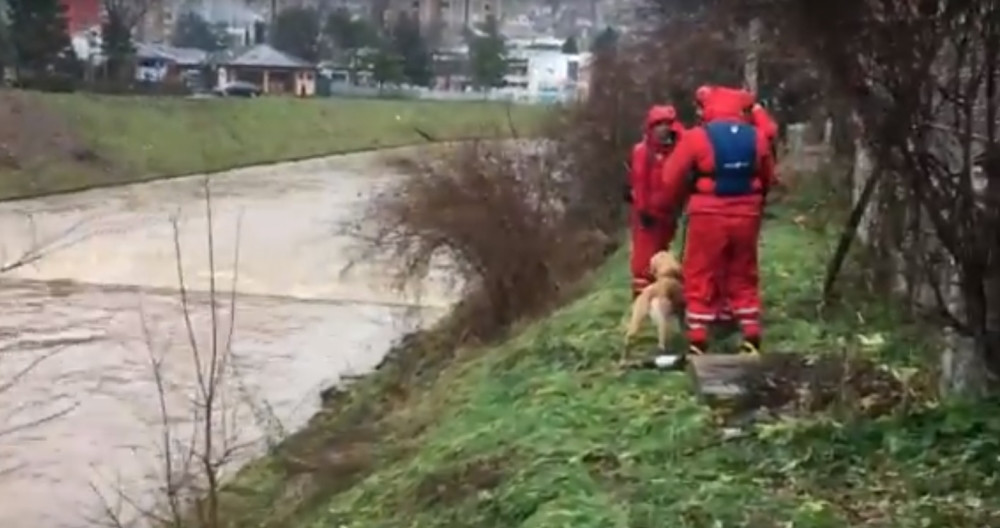 Upao u Miljacku, drugi skočio da ga spase, obojica nestali!
