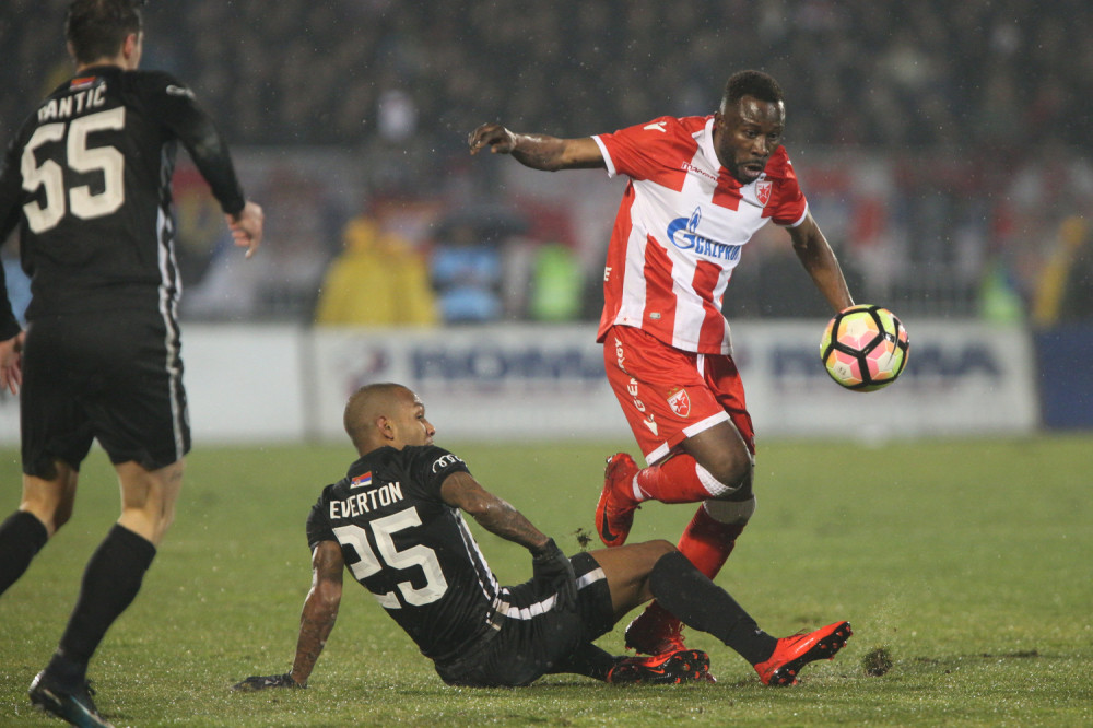 Horor na tribinama, na terenu podela plena! (FOTO)