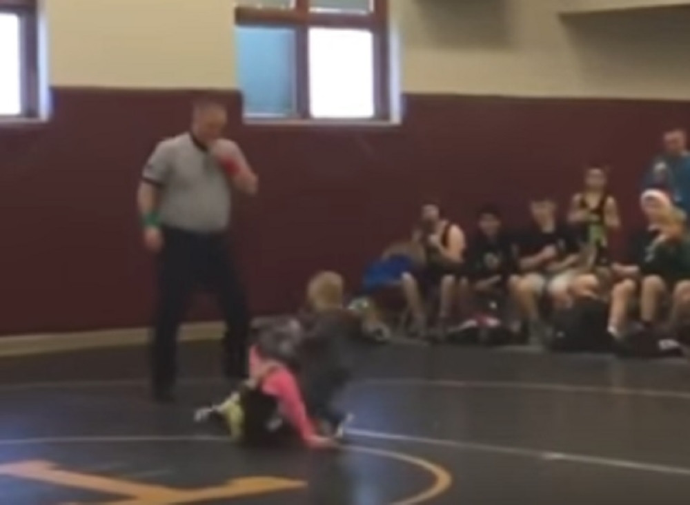 Maleni dečak uleteo u ring usred meča