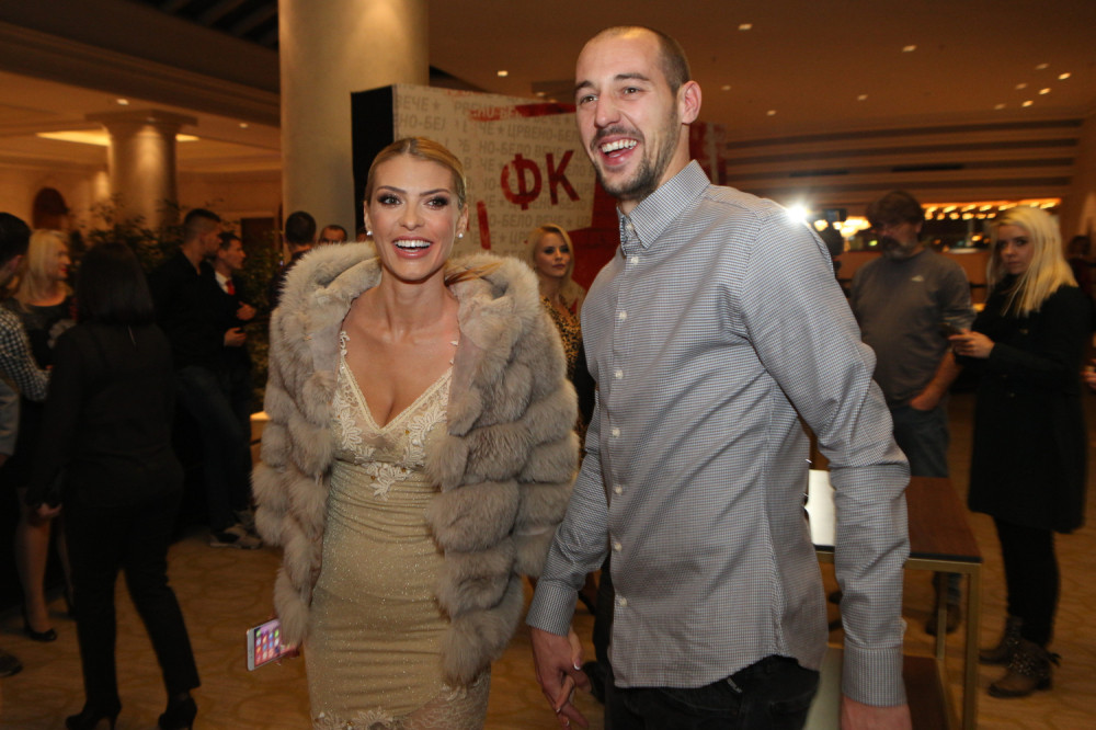 Silovaćemo te i ubiti! Ku*vo raspala, jeb*će te cela Marakana! PSIHOPATE PRETE ženi Zvezdinog golmana! (FOTO)