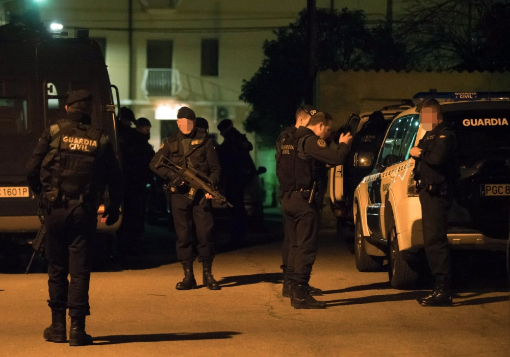 Ostavila decu samu u kući i otišla sa dečkom na more! Usled nesnosnog smrada, policija je obila stan! Ugledali su grozotu kakvu ne možete ni da zamislite!