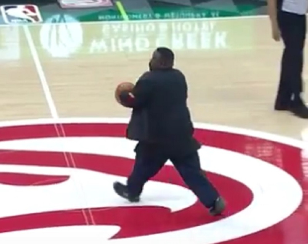 Mislili su da debeljko neće dobaciti do koša, usledio je muk