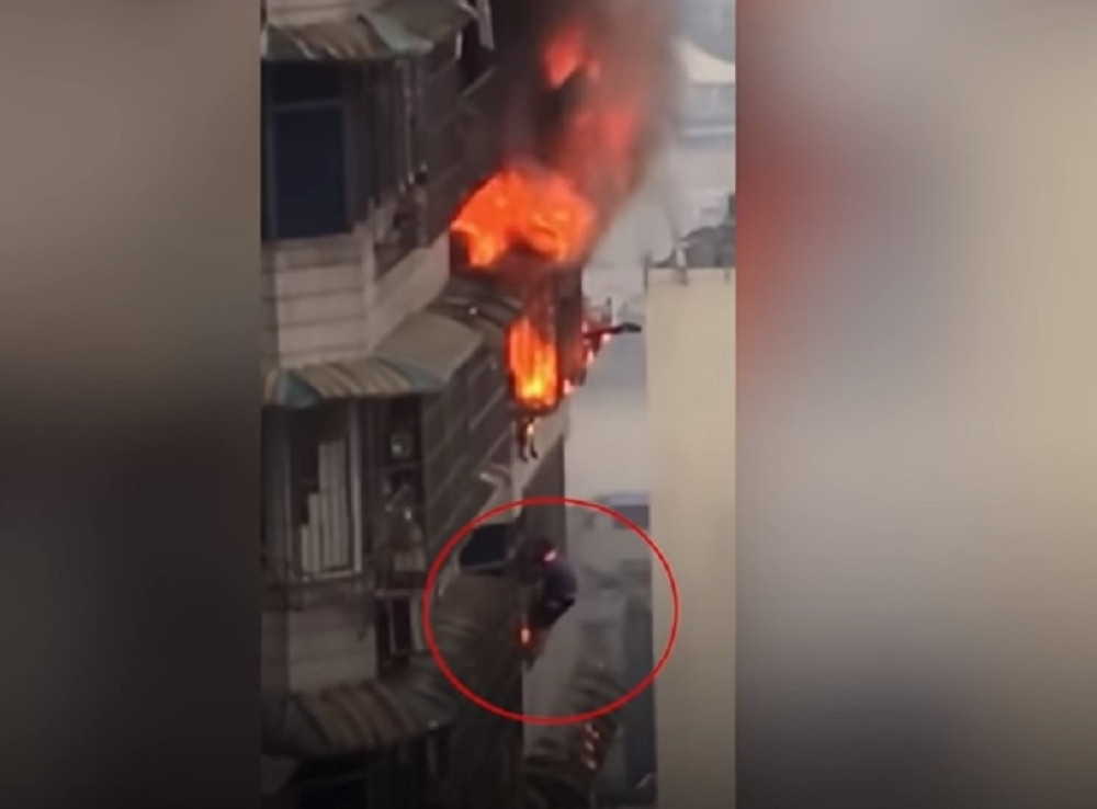 Bežeći od požara, visio sa 23. sprata nebodera!