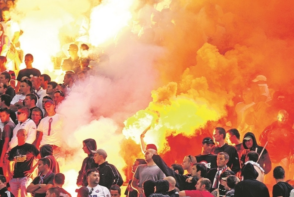 ŽESTOKA TUČA NA AUTOPUTU Huligani dva najpopularnija kluba se potukli, prštalo od baklji i palica, pumpa umalo eksplodirala