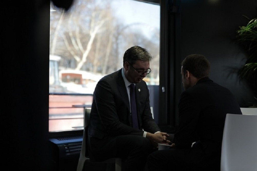 MAKRON HITNO POZVAO VUČIĆA I TAČIJA NA SASTANAK!