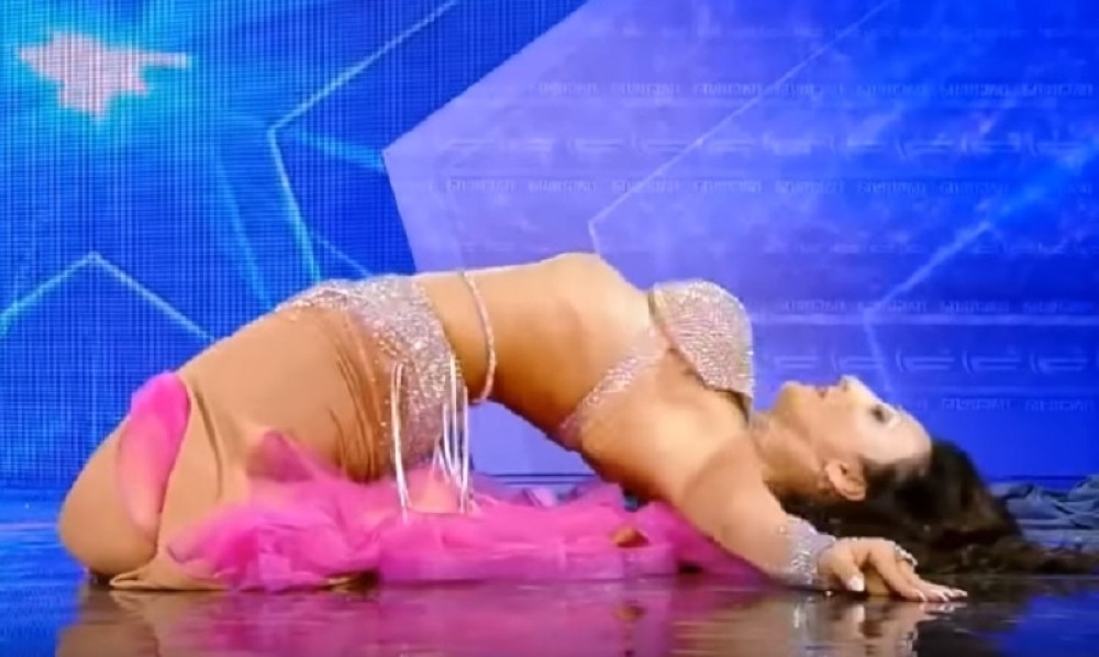 Izašla je na scenu, počela da trese guzom i grudima i sve bacila u trans!