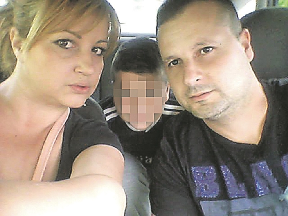 Pored mrtve snaje našla sam dva krvava noža