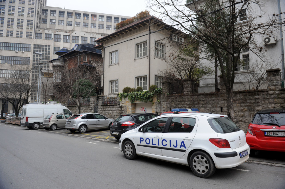 Napadači pokušai da ga zapale BAKLJOM!