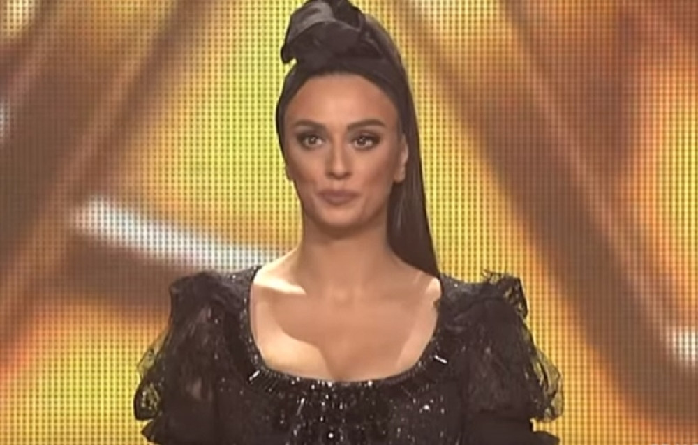 Izašla je na scenu, skinula se, a kamerman je pao kada je video njenu guzu