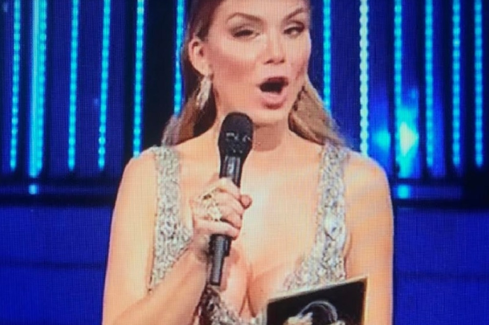 Skandalozni dekolte voditeljke TLZP! (FOTO)