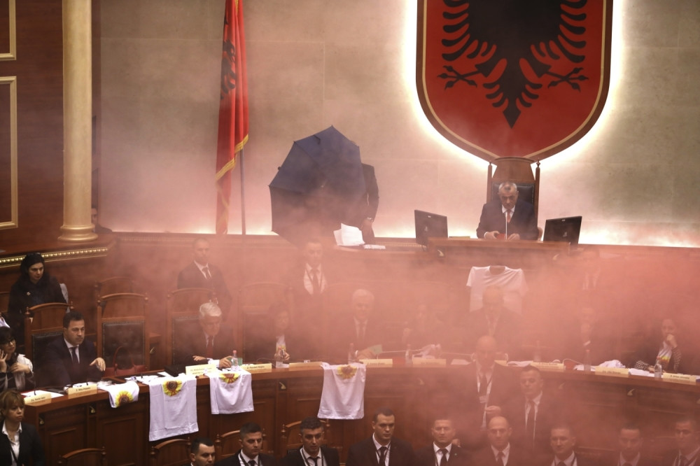 Edi Rama napadnut cipelom i suzavcem