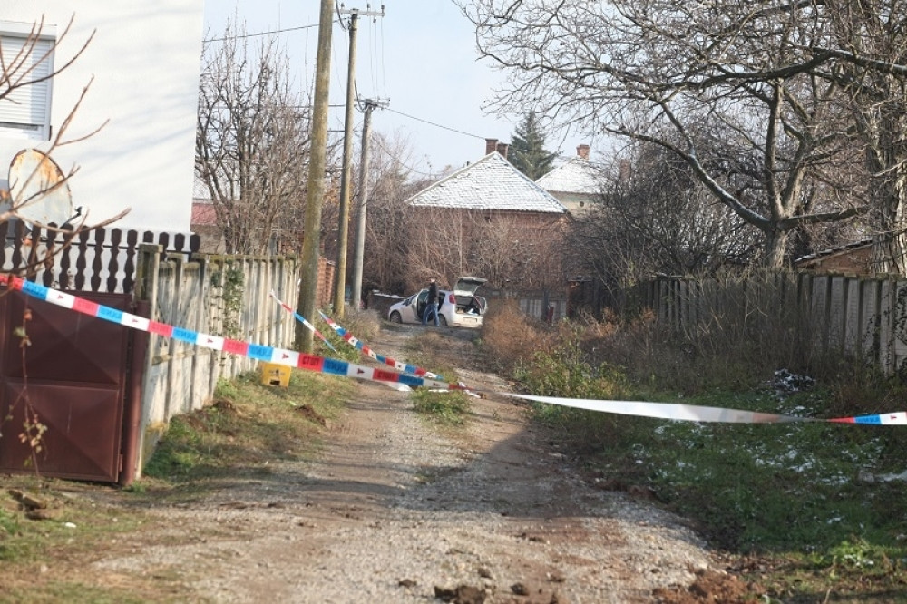 Ljudi leže mrtvi po dvorištu u selu Vratna!