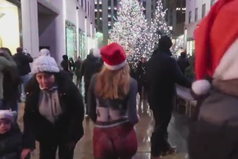 Prošetala gola ulicama, a zbog ovoga to niko nije primetio!