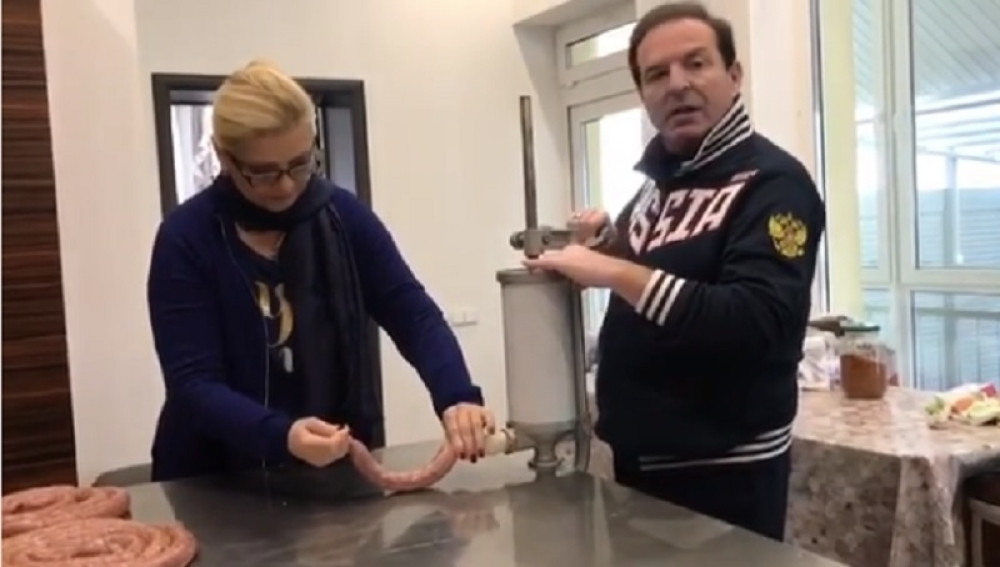 Ovako Bogoljub i Milanka prave domaće kobasice (VIDEO)