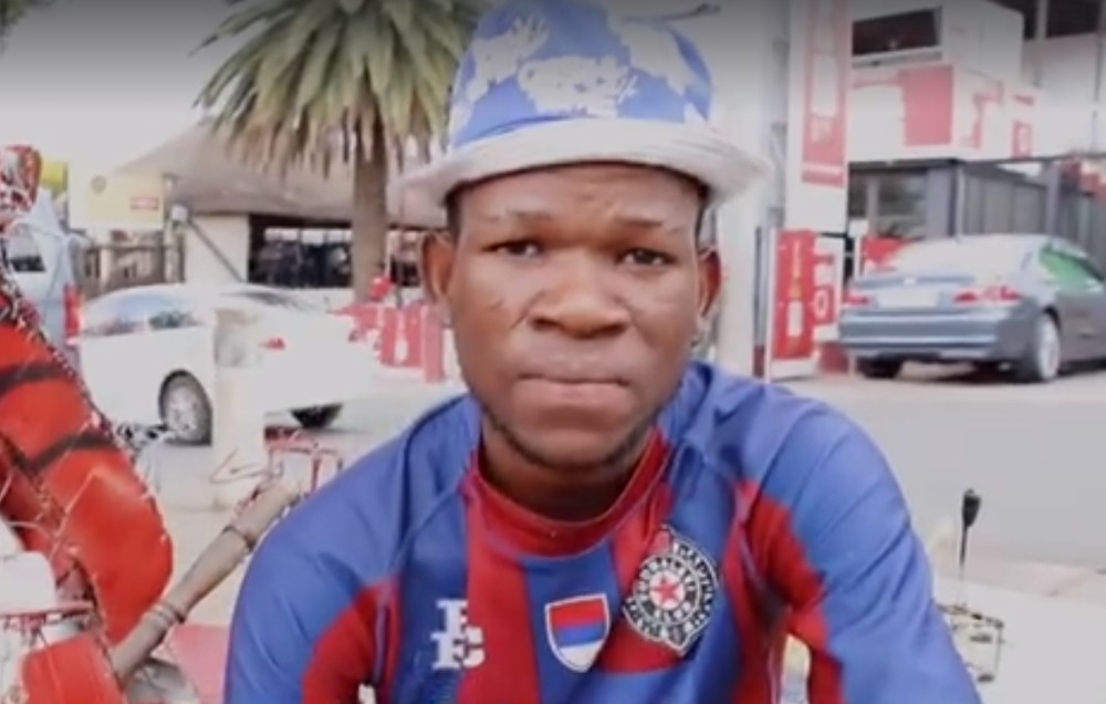 Južnoafrikanac napravio robota od đubreta i usput promovisao Partizan! (VIDEO)