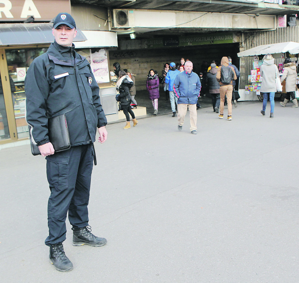 Komunalni policajac sprečio čoveka da sebi prereže vene