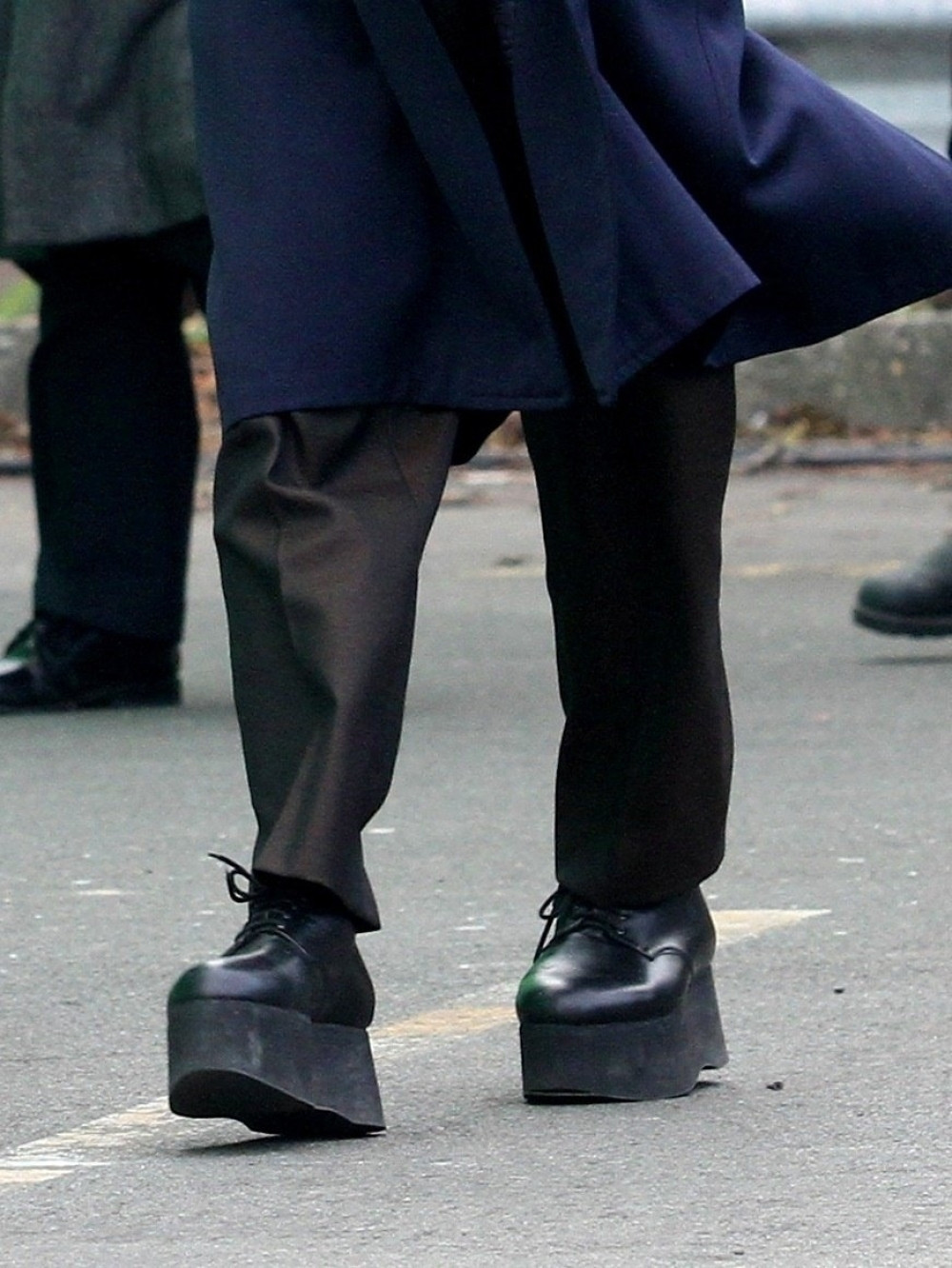 Glumca uhvatili u ženskim cipelama, a tek da čujete zbog čega ih nosi!