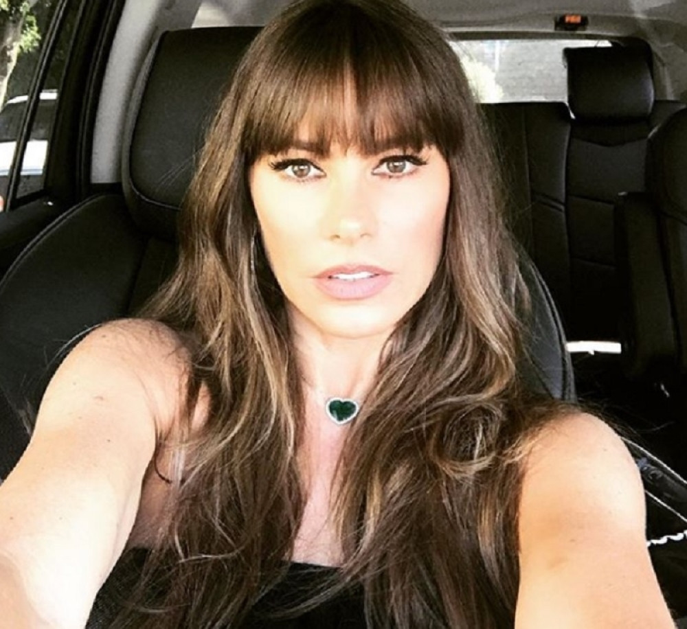 Sofija Vergara u petoj deceniji pokidala u miniću i mrežastim čarapama!