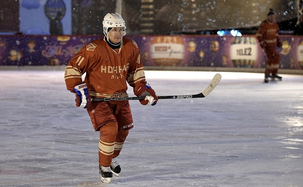 Putin igrao noćni hokej na Crvenom trgu!