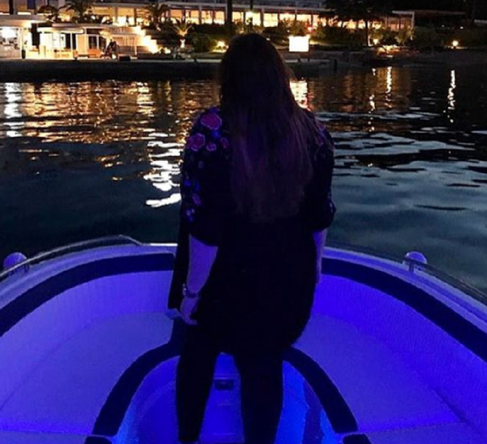 Oko nje beda, a rijaliti devojka se hvali luksuzom (FOTO)