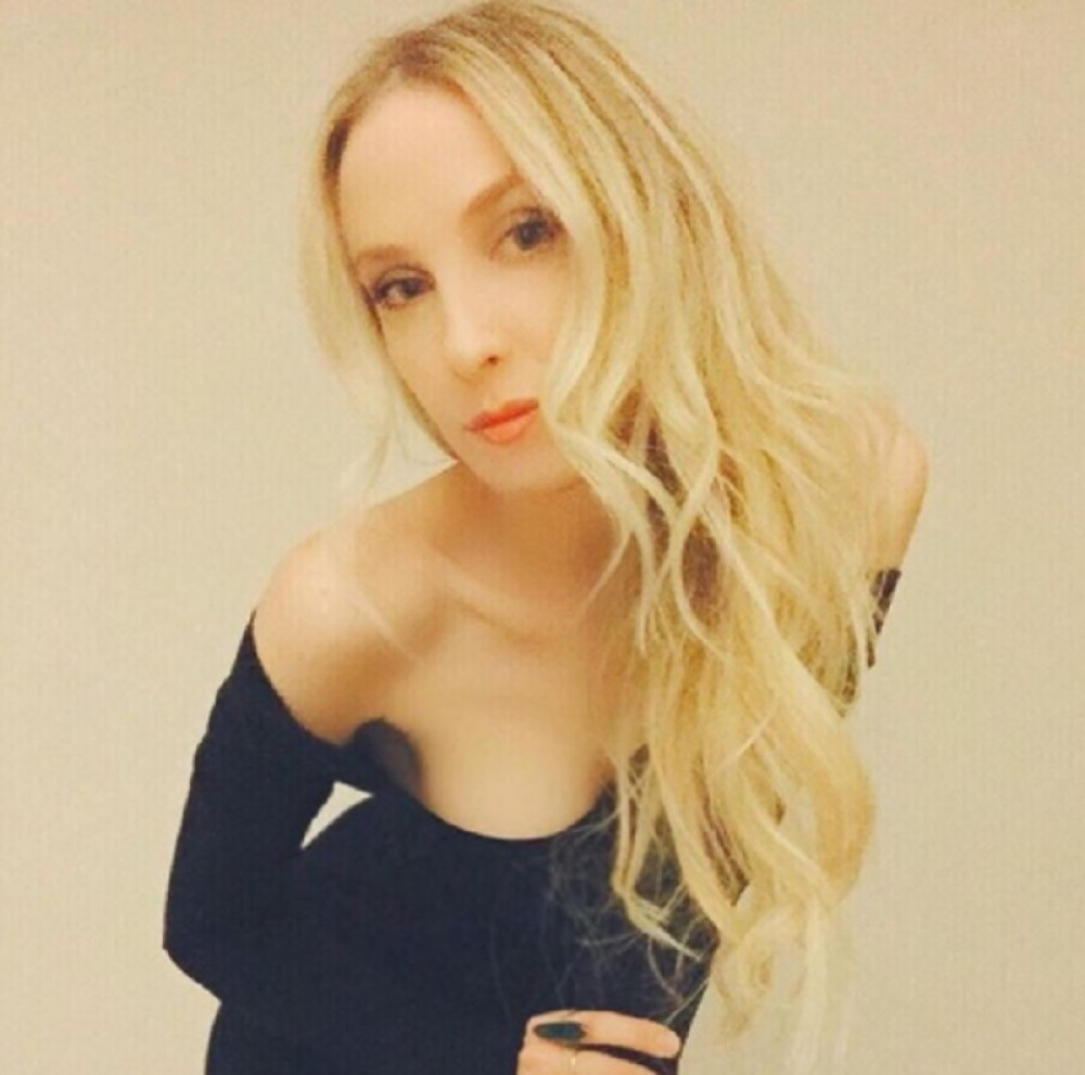 Ona je sama sebi bliznakinja i jedna polovina njenog tela napada drugu!