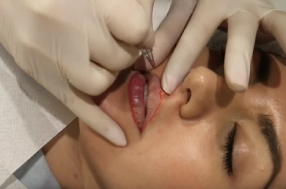 Da li bi se usudila da tetoviraš usta? Šokiraćeš se kada vidiš proces!