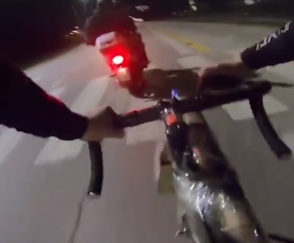 Ostaćete bez teksta zbog ovog obračuna bicikliste i motocikliste! (VIDEO)