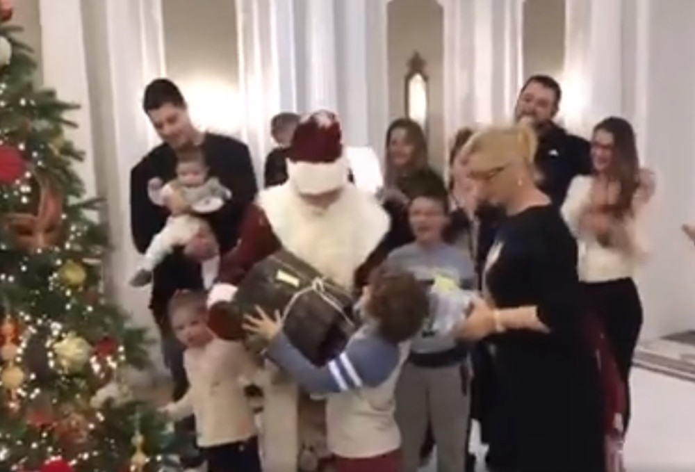 Bogoljub podelio poklone najmlađim Karićima (VIDEO)