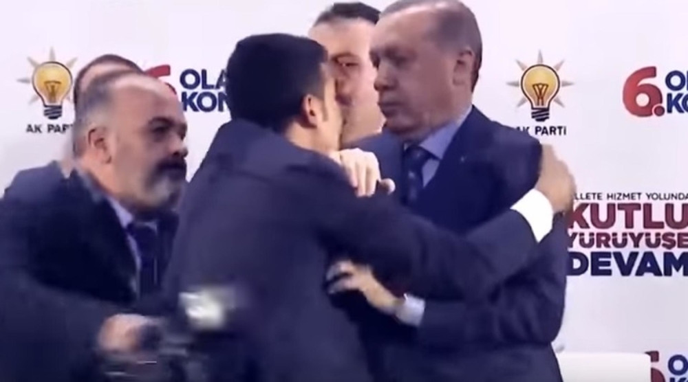 Čovek skočio na binu i zaleteo se na Erdogana