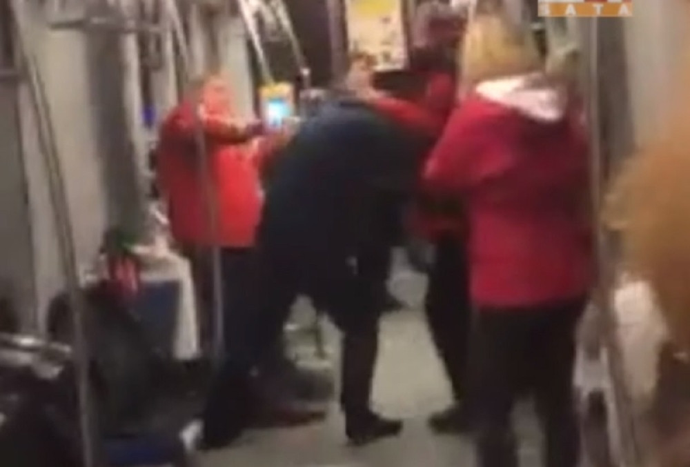 Pojavio se jezivi snimak na internetu! Urlao u tramvaju!