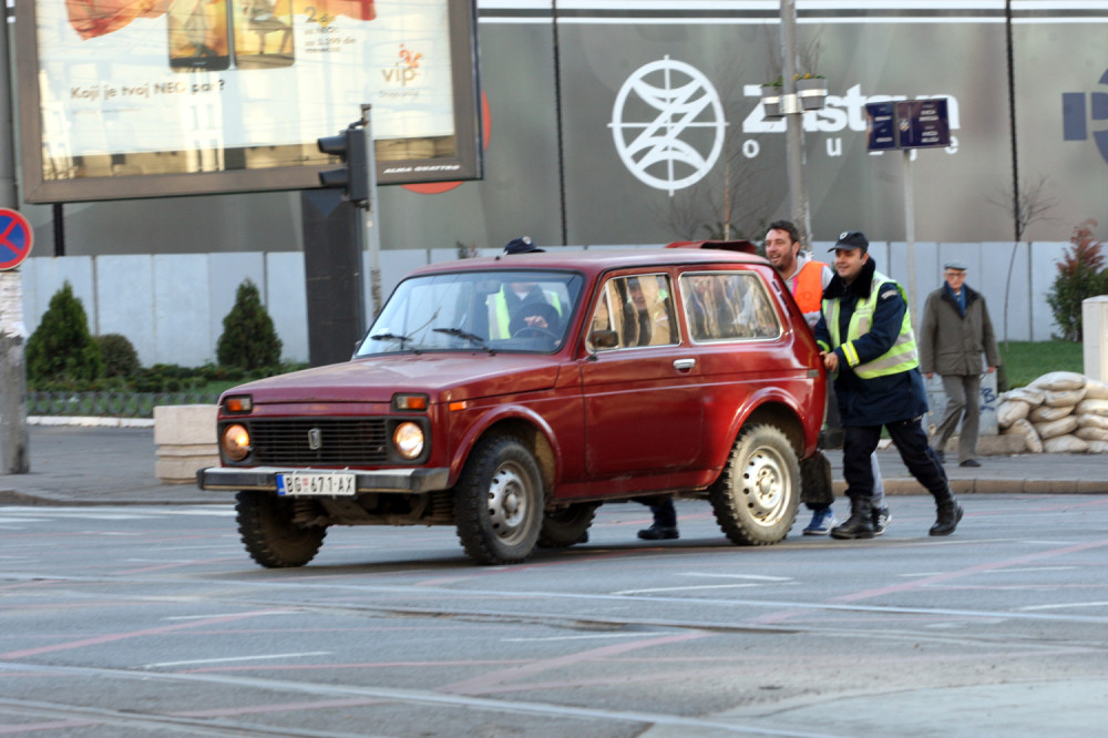 Sipao pesak u čarapu, pa stavio u auto i rešio problem zamagljenih stakala!