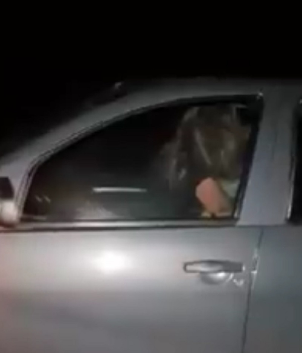 Seksali se usred vožnje, evo šta je usledilo (VIDEO 18+)