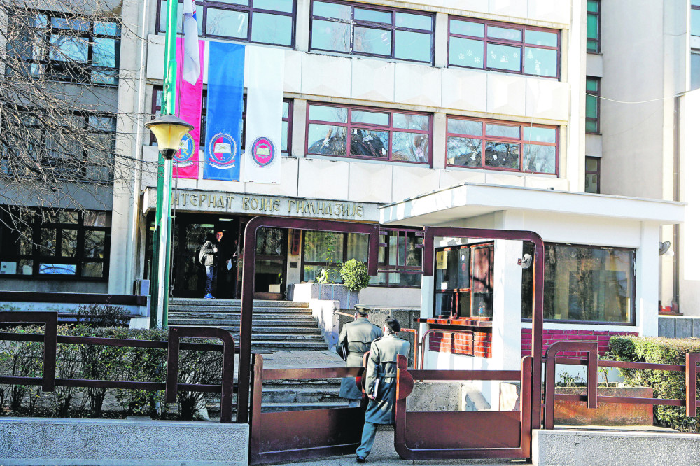 Devojci izbio zub i isekao je po licu