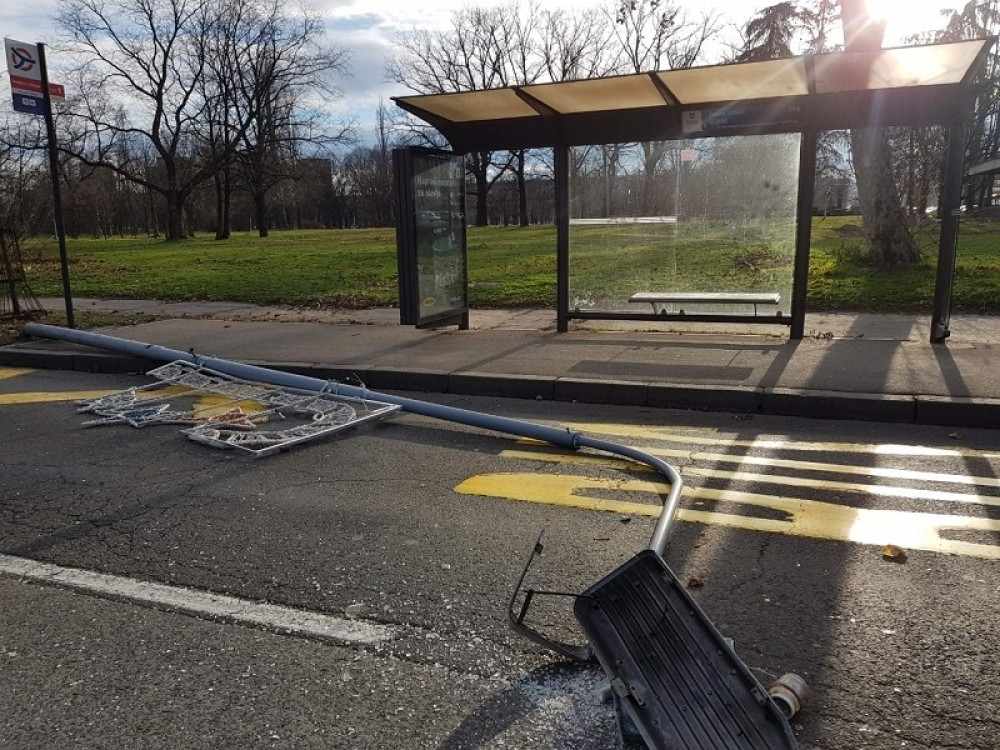 Bandera pala na kolovoz! (FOTO)