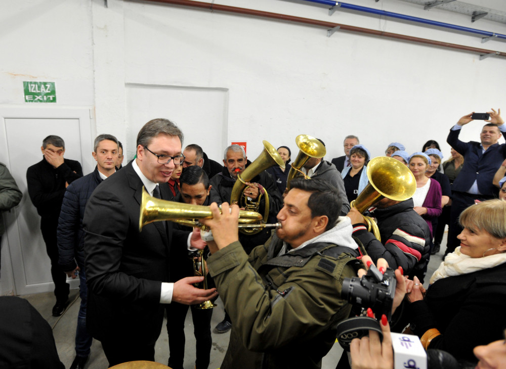 Vučića iznenadili trubači na otvaranju fabrike (FOTO)