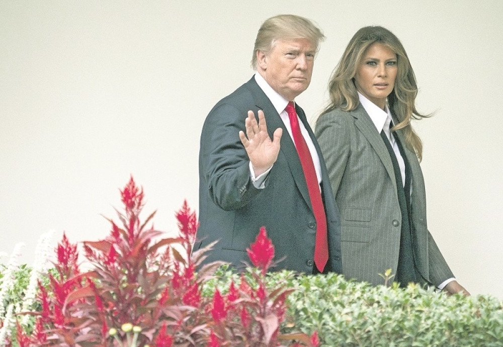 Ovaj snimak je mučno gledati: Tramp pokušao da uhvati Melaniju za ruku, a onda je usledio HLADAN TUŠ (VIDEO)