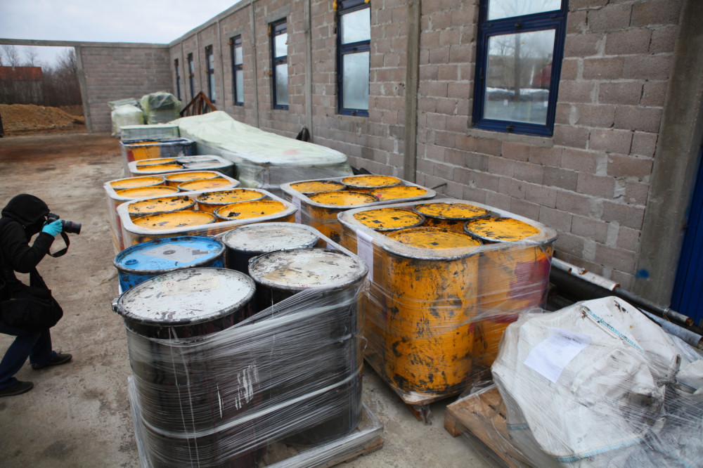 U Obrenovcu još 160 buradi sa nepoznatom materijom!