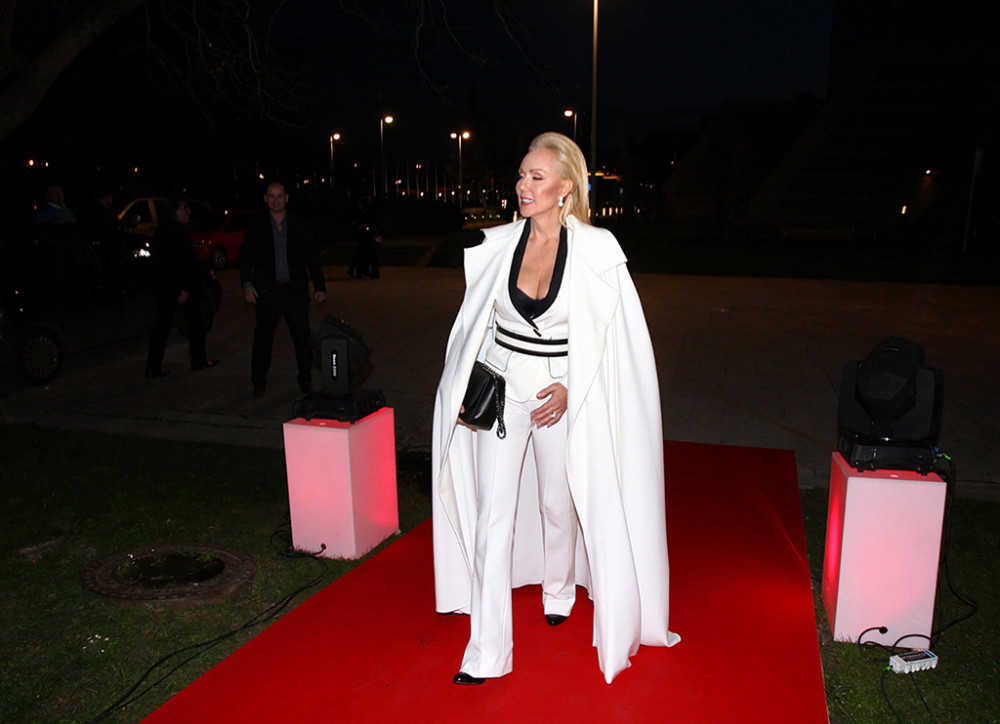 Lepa Brena se pojavila u gradskom prevozu, ljudi se ŠOKIRALI kada su videli ŠTA RADI! (FOTO)