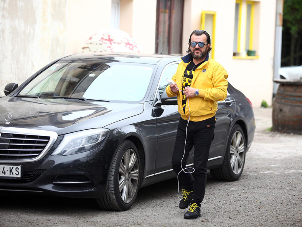 Aca Lukas bez dlake na jeziku: "Ljudi umiru od korone, a budale lupaju u šerpe!"