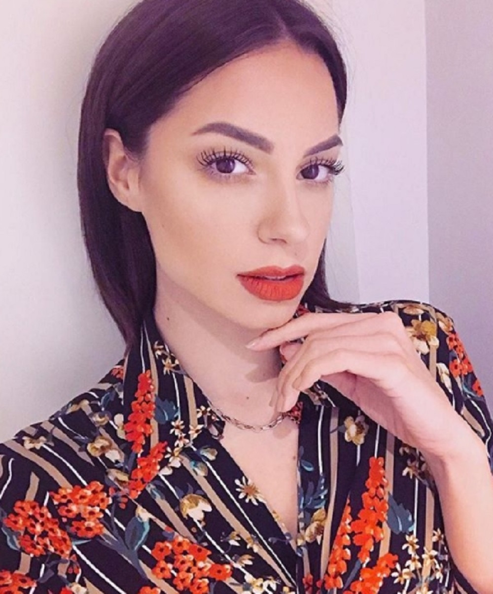 Golišavi kadrovi Sare Jovanović i njenog dečka: On joj prekriva intimne delove jastukom! (FOTO)