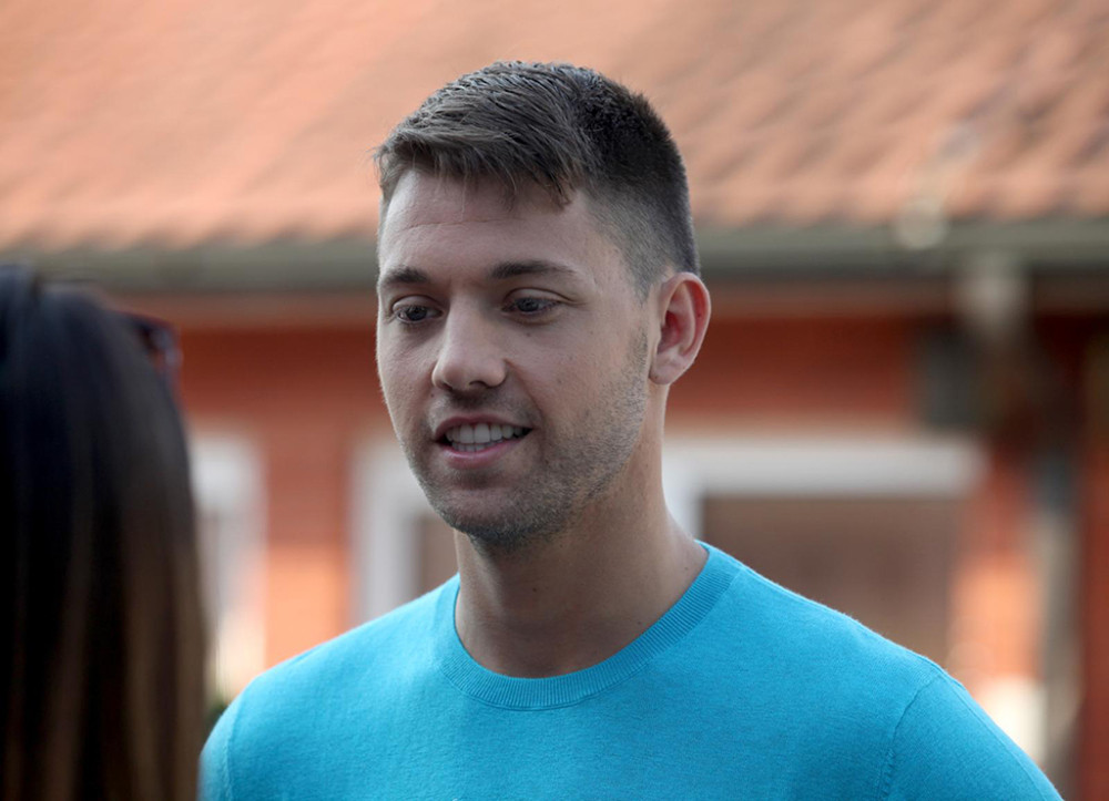 Stefan Živojinović otvorio vrata svog doma! U ovom stanu privodi devojke, roštilja sa društvom, a evo šta mu teško pada!