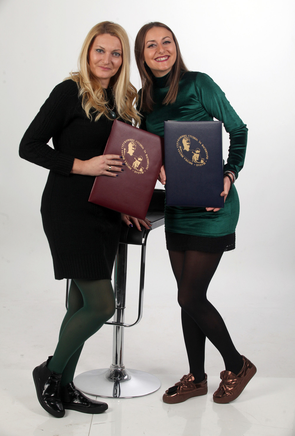 Majka Dragana i ćerka Katarina zajedno u klupi