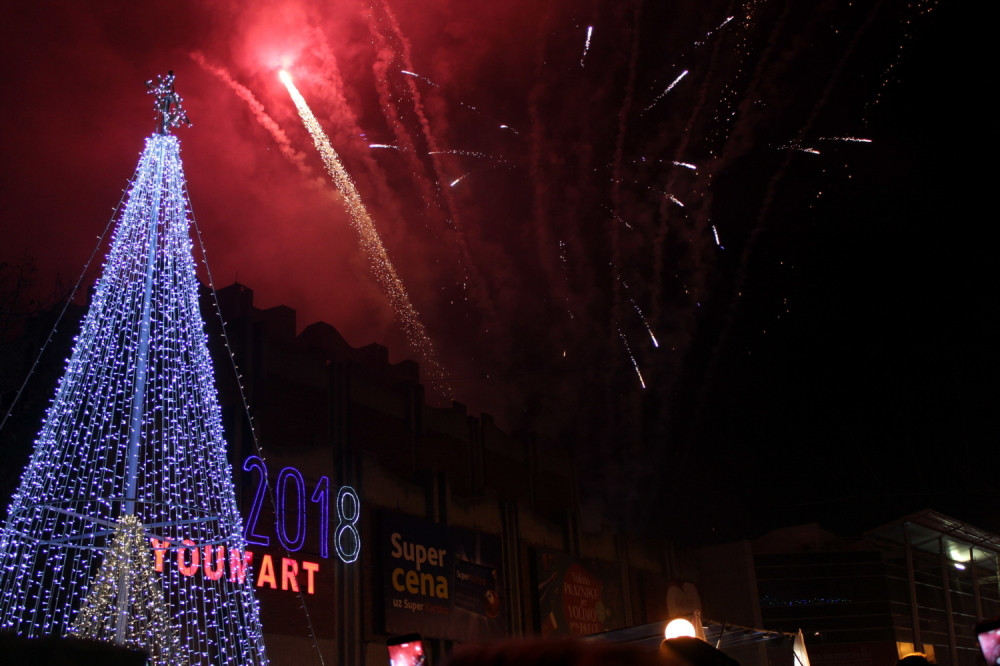 Srbija Novu godinu dočekala na trgovima i u restoranima