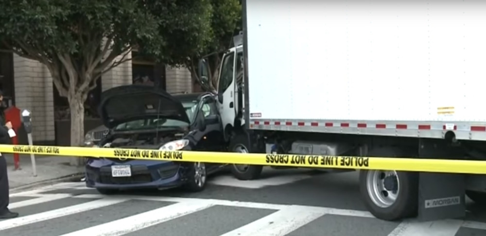 Kamionom pokosio pešake, pa se zakucao u kola!