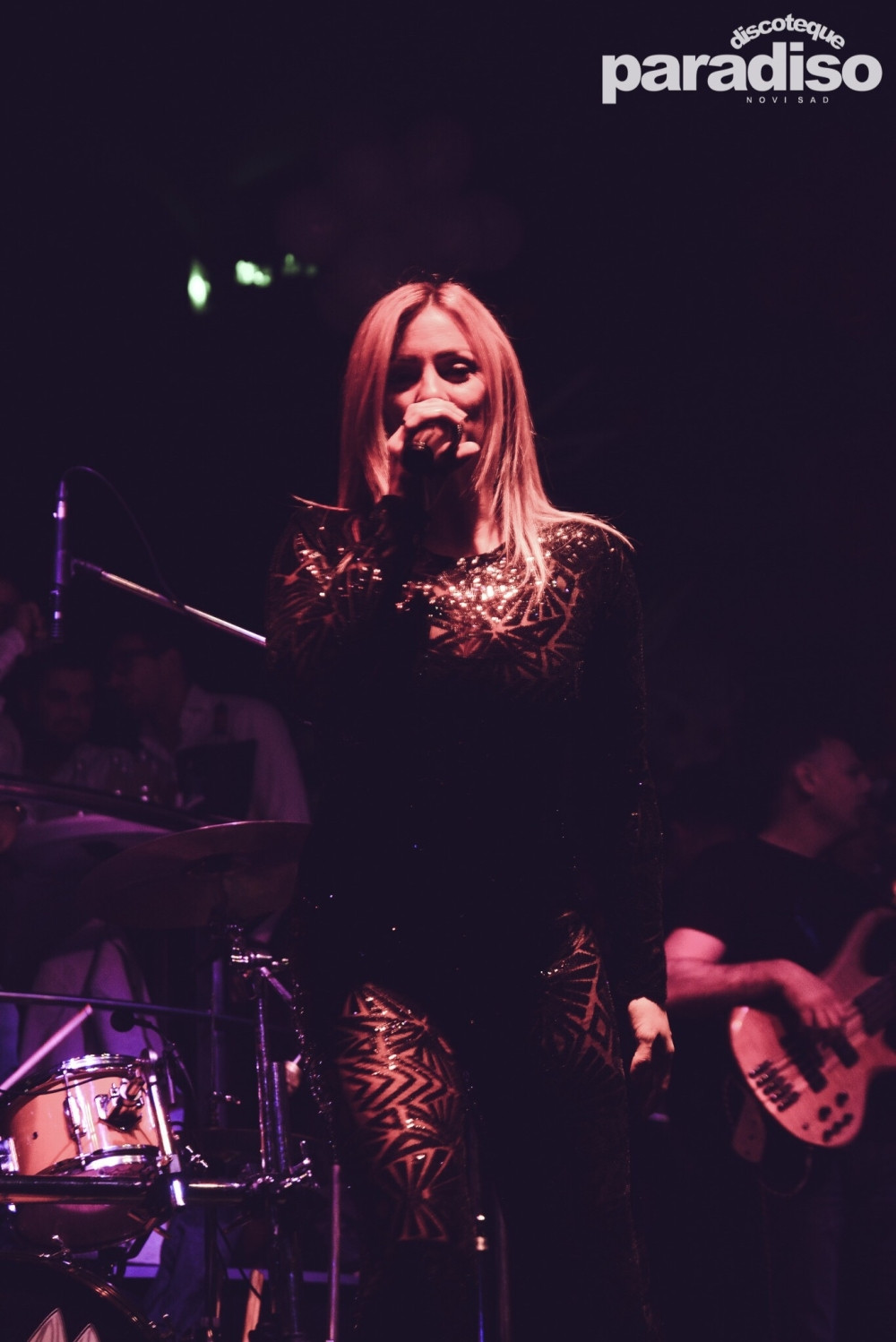 Pevačica u seksi kombinezonu zapalila Novi Sad